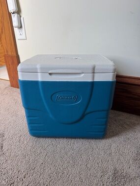 Coleman 9 Qt. White Blue Ice Chest Cooler